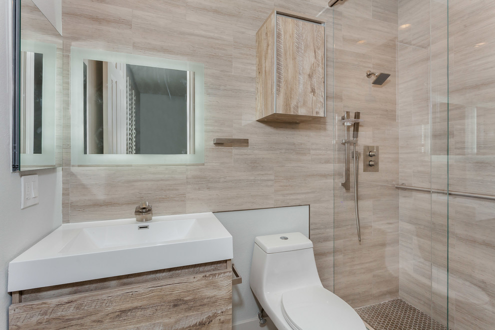 На фото: маленькая ванная комната в современном стиле с плоскими фасадами, светлыми деревянными фасадами, душем в нише, унитазом-моноблоком, коричневой плиткой, керамической плиткой, коричневыми стенами, полом из мозаичной плитки, душевой кабиной, накладной раковиной, столешницей из кварцита, коричневым полом, душем с раздвижными дверями и белой столешницей для на участке и в саду