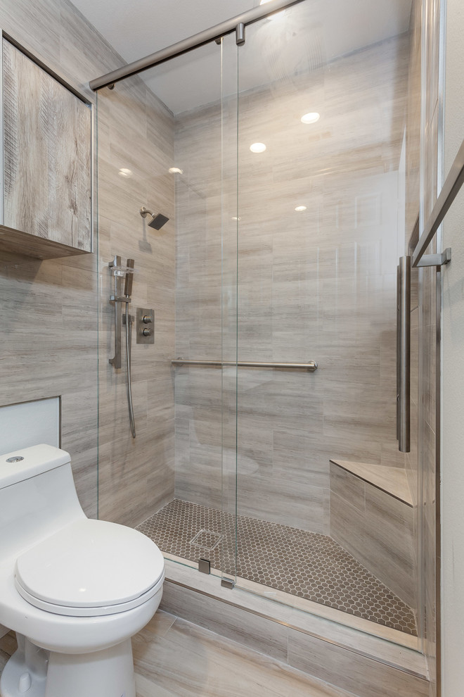 Свежая идея для дизайна: маленькая ванная комната в современном стиле с светлыми деревянными фасадами, душем в нише, унитазом-моноблоком, коричневой плиткой, керамической плиткой, коричневыми стенами, полом из мозаичной плитки, душевой кабиной, накладной раковиной, столешницей из кварцита, коричневым полом, душем с раздвижными дверями и белой столешницей для на участке и в саду - отличное фото интерьера