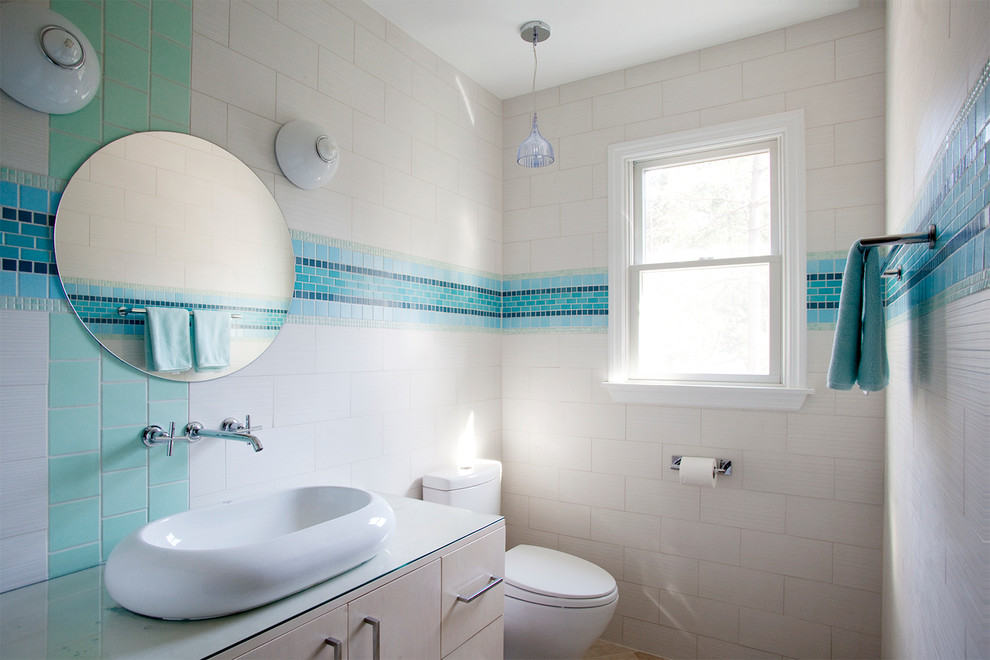 Imagen de cuarto de baño contemporáneo con baldosas y/o azulejos en mosaico, baldosas y/o azulejos azules, lavabo sobreencimera, armarios con paneles lisos y puertas de armario de madera clara