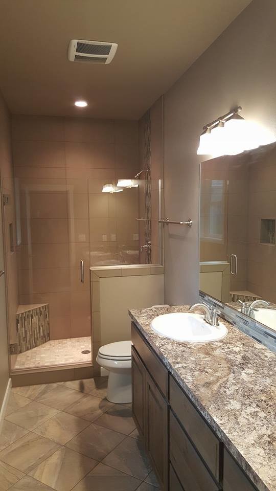 Foto de cuarto de baño principal de estilo americano de tamaño medio con puertas de armario de madera oscura, baldosas y/o azulejos beige, suelo de baldosas de cerámica, encimera de granito y ducha empotrada