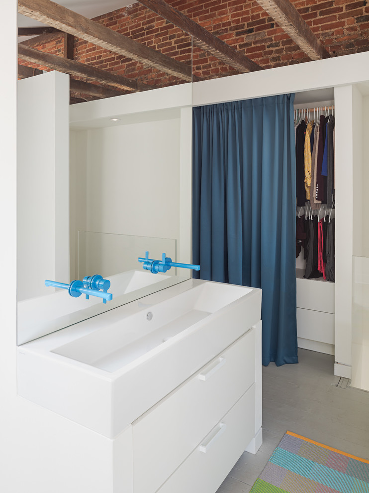 Источник вдохновения для домашнего уюта: большая главная ванная комната в современном стиле с плоскими фасадами, белыми фасадами, белыми стенами, деревянным полом, серым полом и раковиной с несколькими смесителями
