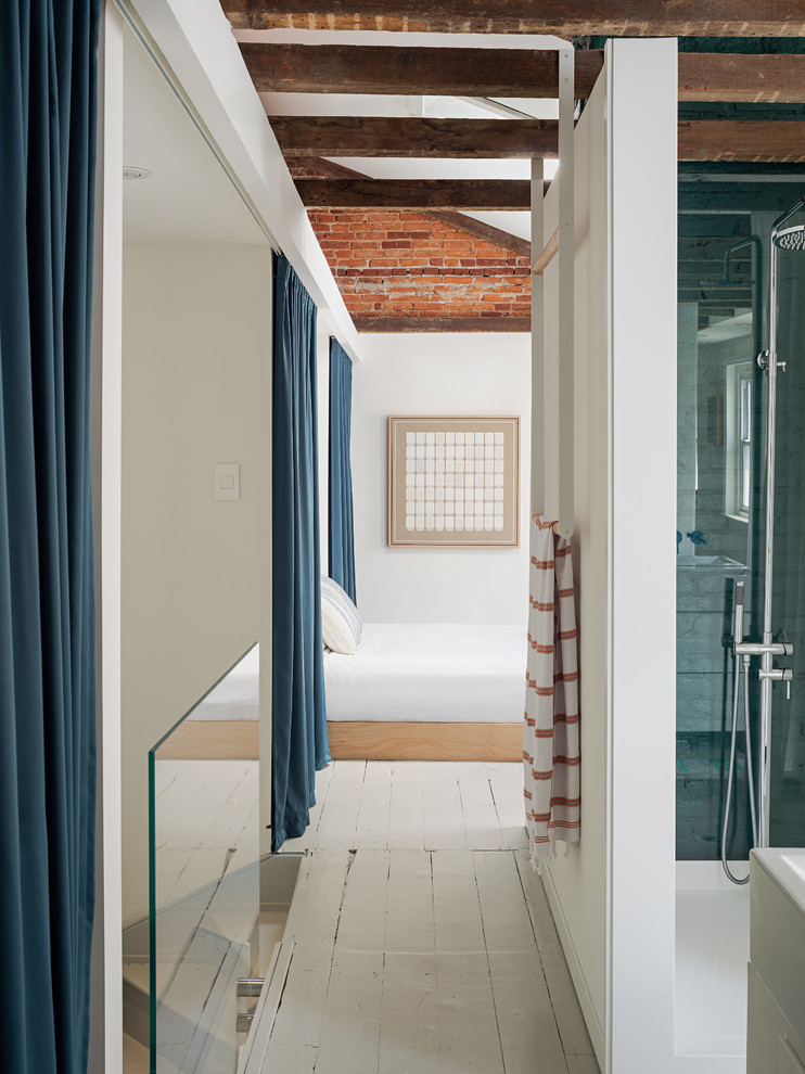 Идея дизайна: большая главная ванная комната в стиле модернизм с плоскими фасадами, белыми фасадами, душем в нише, монолитной раковиной, шторкой для ванной, белыми стенами, деревянным полом и серым полом