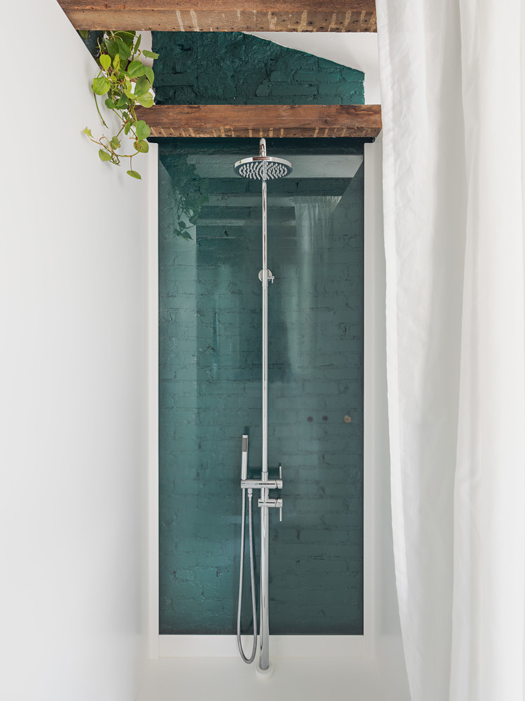 Стильный дизайн: большая главная ванная комната в современном стиле с душем в нише, белыми стенами и шторкой для ванной - последний тренд