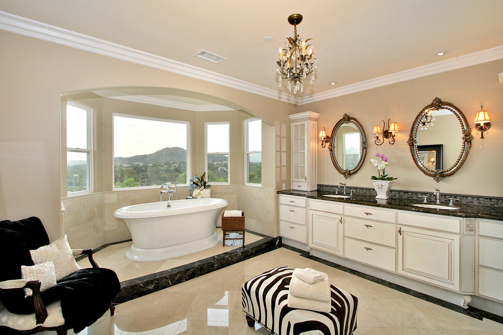 На фото: ванная комната в классическом стиле с отдельно стоящей ванной