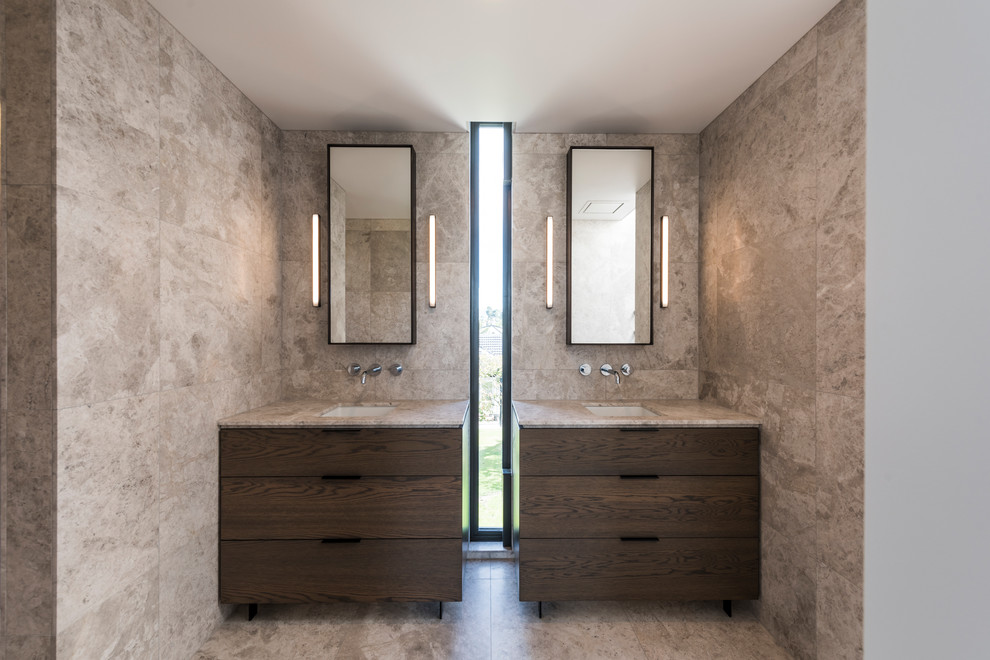 Inspiration för ett funkis en-suite badrum, med skåp i mellenmörkt trä, marmorkakel, marmorgolv och marmorbänkskiva