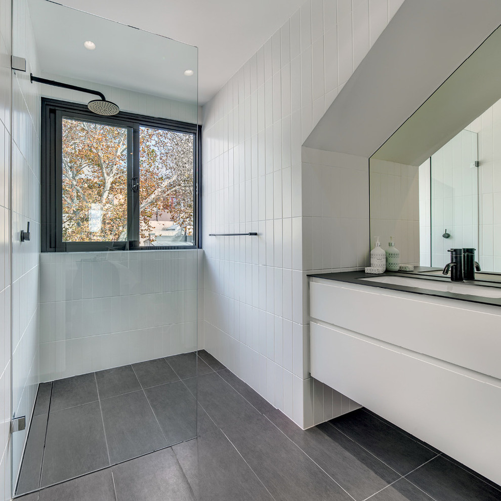 Modernes Badezimmer mit Duschnische, Unterbauwaschbecken, offener Dusche und eingebautem Waschtisch in Sydney