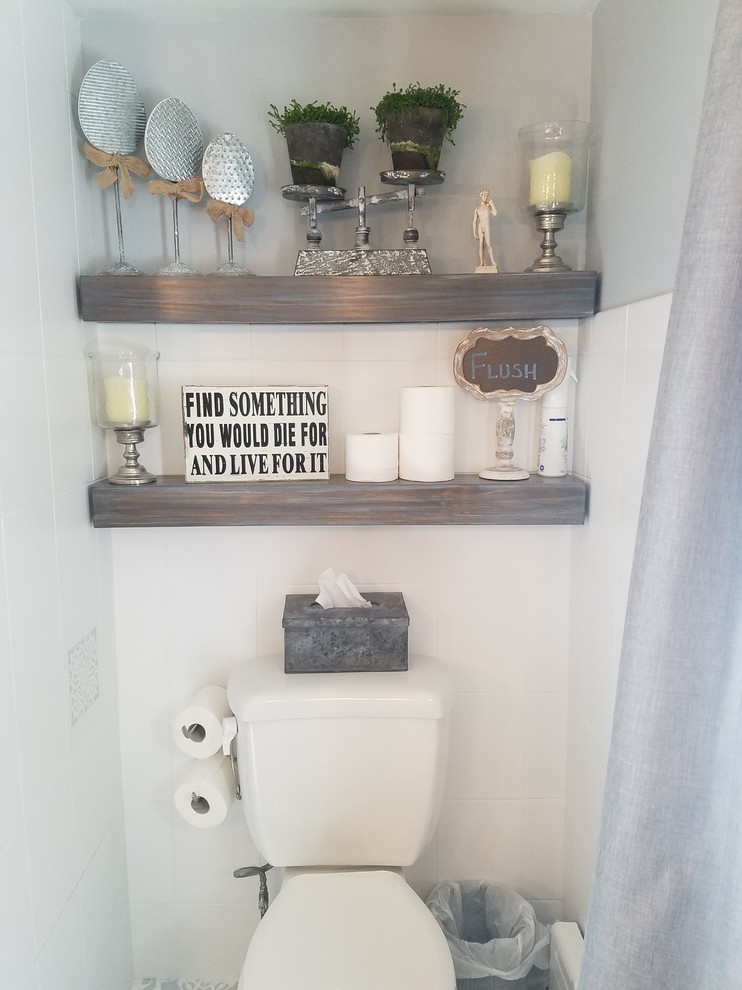 Exempel på ett litet shabby chic-inspirerat vit vitt en-suite badrum, med möbel-liknande, blå skåp, ett platsbyggt badkar, en dusch/badkar-kombination, en toalettstol med hel cisternkåpa, vit kakel, keramikplattor, vita väggar, klinkergolv i keramik, ett undermonterad handfat, granitbänkskiva, flerfärgat golv och dusch med duschdraperi