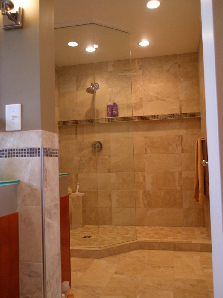 Cette image montre une salle de bain principale minimaliste en bois brun de taille moyenne avec un placard en trompe-l'oeil, une douche ouverte, WC séparés, un carrelage beige, des carreaux de porcelaine, un sol en carrelage de porcelaine, un plan de toilette en verre et un sol beige.