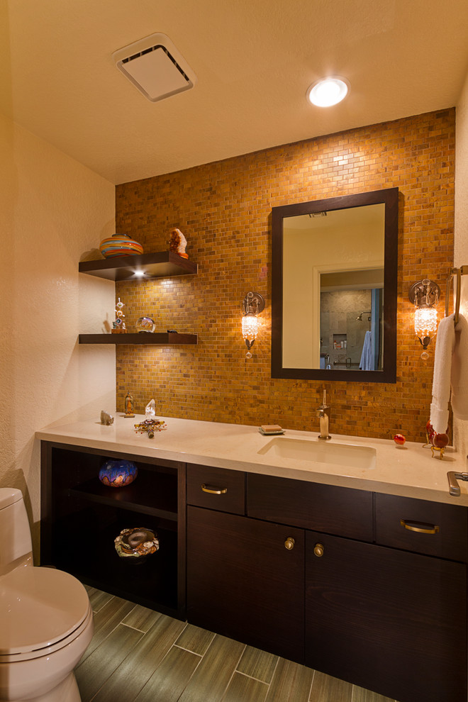 Cette image montre une petite salle de bain minimaliste en bois foncé avec un lavabo encastré, un placard à porte plane, un plan de toilette en quartz modifié, WC à poser, un carrelage marron, un carrelage métro, un mur beige et un sol en carrelage de porcelaine.