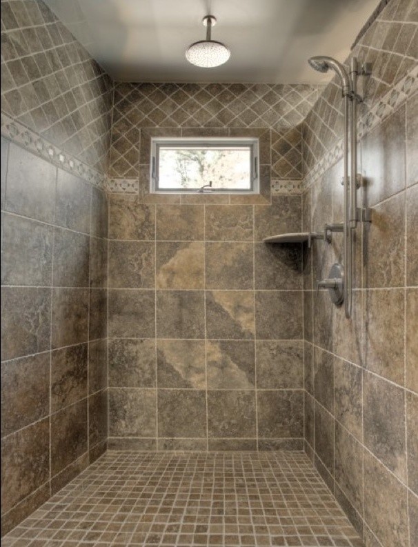 Foto di una stanza da bagno padronale stile rurale di medie dimensioni con doccia aperta, piastrelle in gres porcellanato e pavimento con piastrelle in ceramica