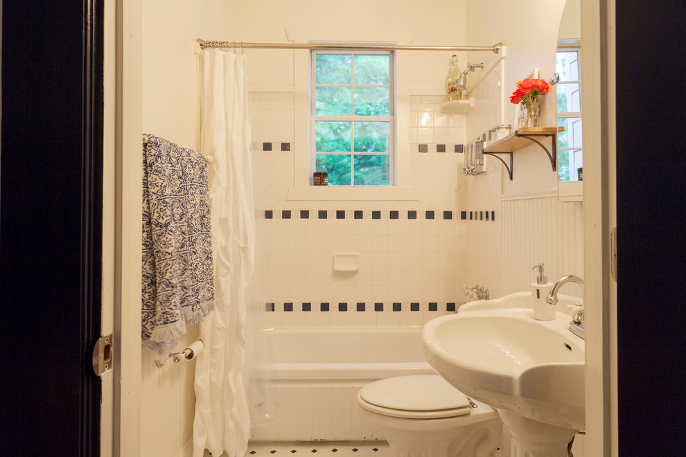 Стильный дизайн: маленькая ванная комната в стиле фьюжн с белыми фасадами, ванной в нише, душем над ванной, унитазом-моноблоком, черно-белой плиткой, плиткой мозаикой, белыми стенами, полом из мозаичной плитки, душевой кабиной и раковиной с пьедесталом для на участке и в саду - последний тренд