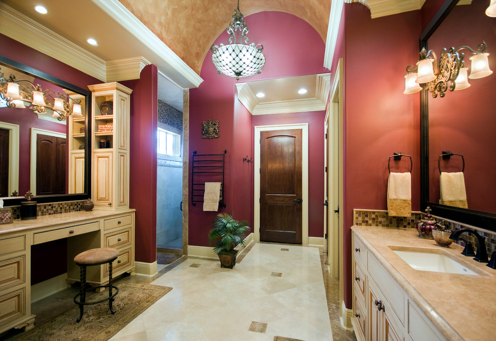 Idee per una grande stanza da bagno classica con lavabo sottopiano, consolle stile comò, ante bianche, top in marmo, doccia doppia, piastrelle multicolore, pareti rosse e pavimento in marmo
