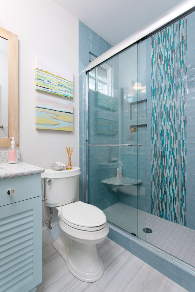 Immagine di una piccola stanza da bagno con doccia costiera con un lavabo e mobile bagno freestanding