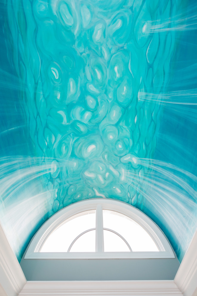 Diseño de cuarto de baño principal, doble, a medida y abovedado marinero grande con paredes azules