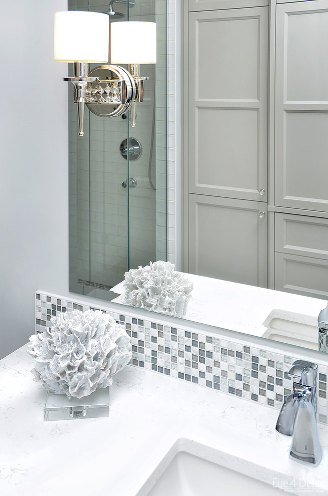 Amerikansk inredning av ett mellanstort badrum, med möbel-liknande, grå skåp, ett fristående badkar, en hörndusch, vit kakel, glasskiva, grå väggar, klinkergolv i keramik, ett undermonterad handfat och bänkskiva i kvartsit