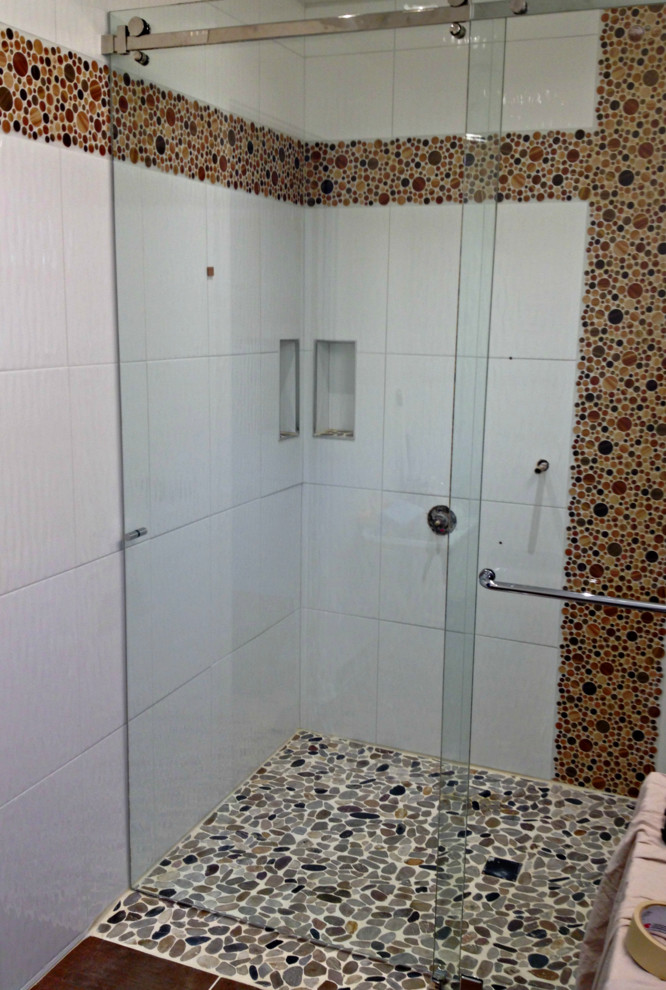 Idee per una grande stanza da bagno padronale minimalista con doccia a filo pavimento, piastrelle bianche, piastrelle di vetro e pavimento con piastrelle di ciottoli