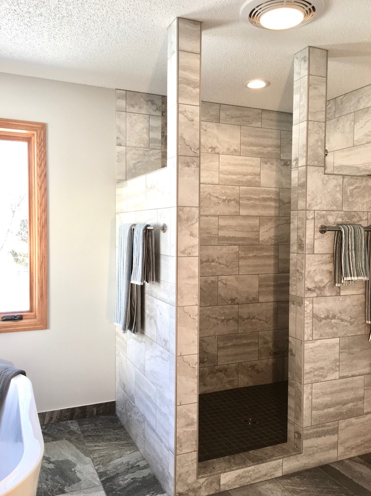 Idéer för att renovera ett mellanstort funkis en-suite badrum, med ett fristående badkar, en öppen dusch, grå väggar, klinkergolv i keramik, flerfärgat golv och med dusch som är öppen