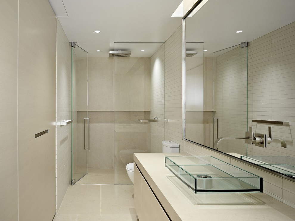 Modelo de cuarto de baño actual con ducha a ras de suelo, lavabo sobreencimera y hornacina