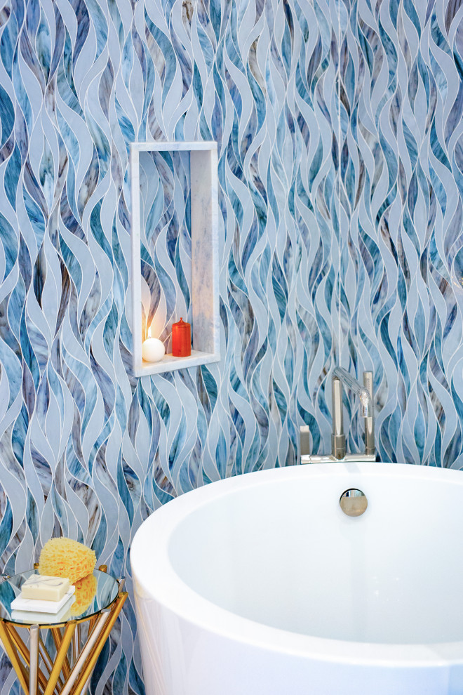 Modern inredning av ett mellanstort en-suite badrum, med ett japanskt badkar, en kantlös dusch, en vägghängd toalettstol, blå kakel, glaskakel, vita väggar, marmorgolv, ett undermonterad handfat, marmorbänkskiva, vitt golv och dusch med gångjärnsdörr