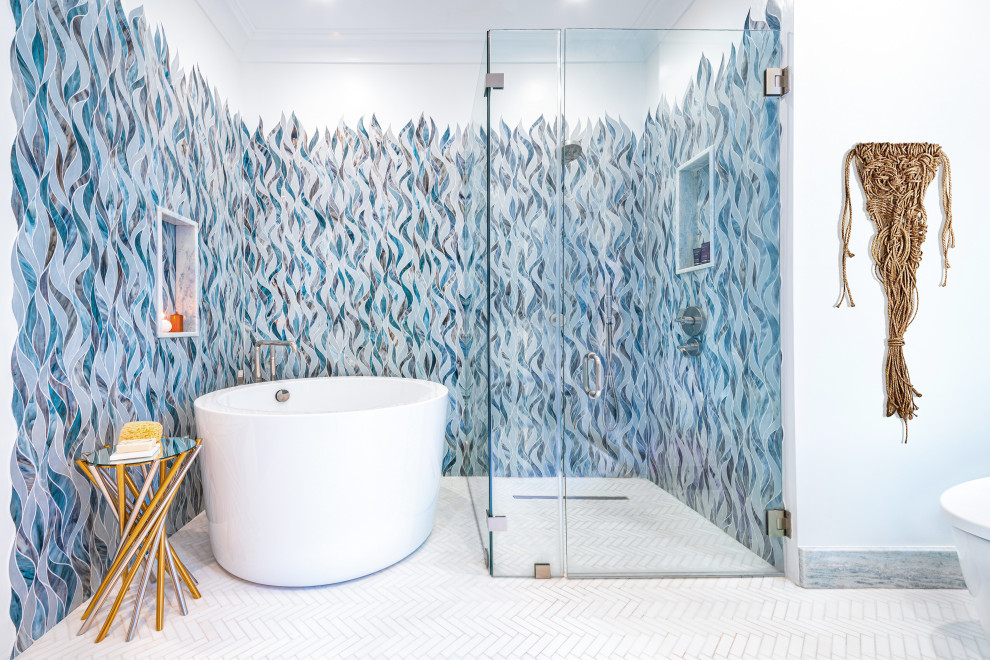 Idéer för mellanstora funkis en-suite badrum, med ett japanskt badkar, en kantlös dusch, en vägghängd toalettstol, blå kakel, glaskakel, vita väggar, marmorgolv, ett undermonterad handfat, marmorbänkskiva, vitt golv och dusch med gångjärnsdörr