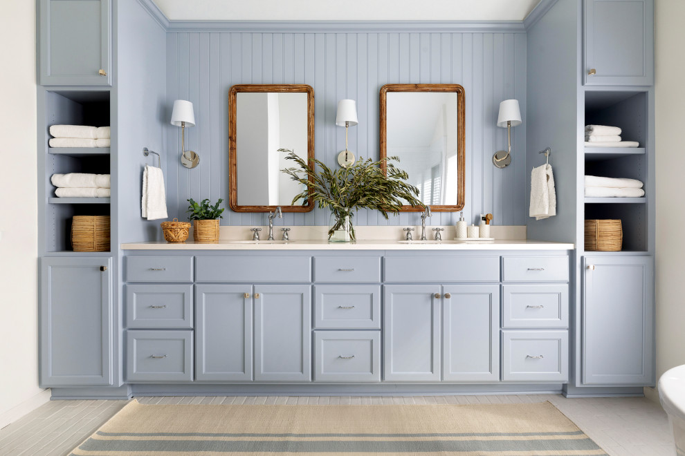 Foto di una stanza da bagno chic con ante con riquadro incassato, ante blu, pareti bianche, lavabo sottopiano, pavimento grigio, top bianco, due lavabi e mobile bagno incassato