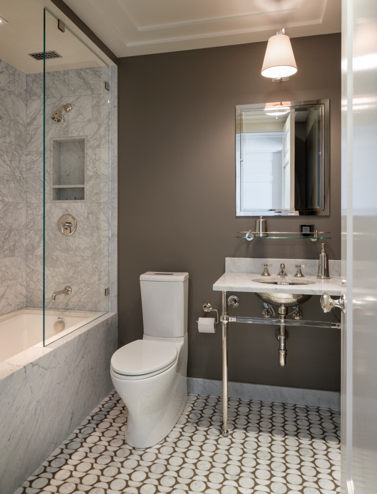 サンフランシスコにあるトランジショナルスタイルのおしゃれな浴室 (アンダーカウンター洗面器、アンダーマウント型浴槽、シャワー付き浴槽	、分離型トイレ、白いタイル、茶色い壁、モザイクタイル) の写真