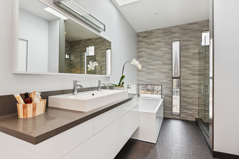 На фото: главная ванная комната в современном стиле с плоскими фасадами, белыми фасадами, коричневой плиткой, полом из керамической плитки, душем с распашными дверями и окном с