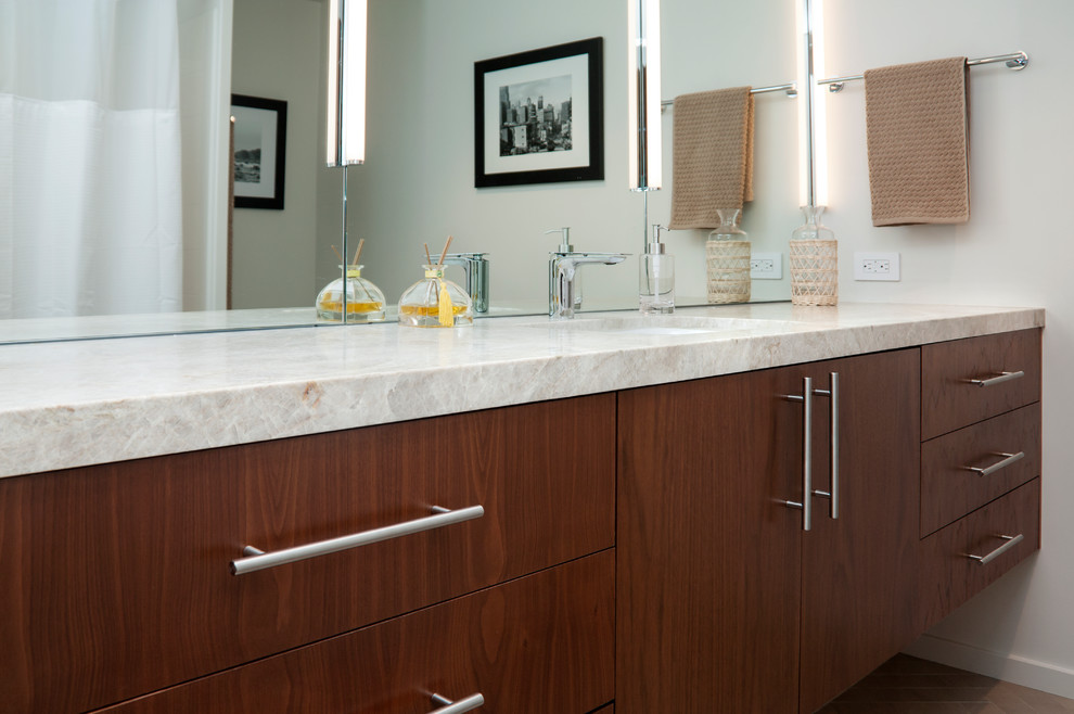 Modern inredning av ett litet beige beige badrum, med en dusch i en alkov, beige väggar, bänkskiva i kvartsit och dusch med duschdraperi