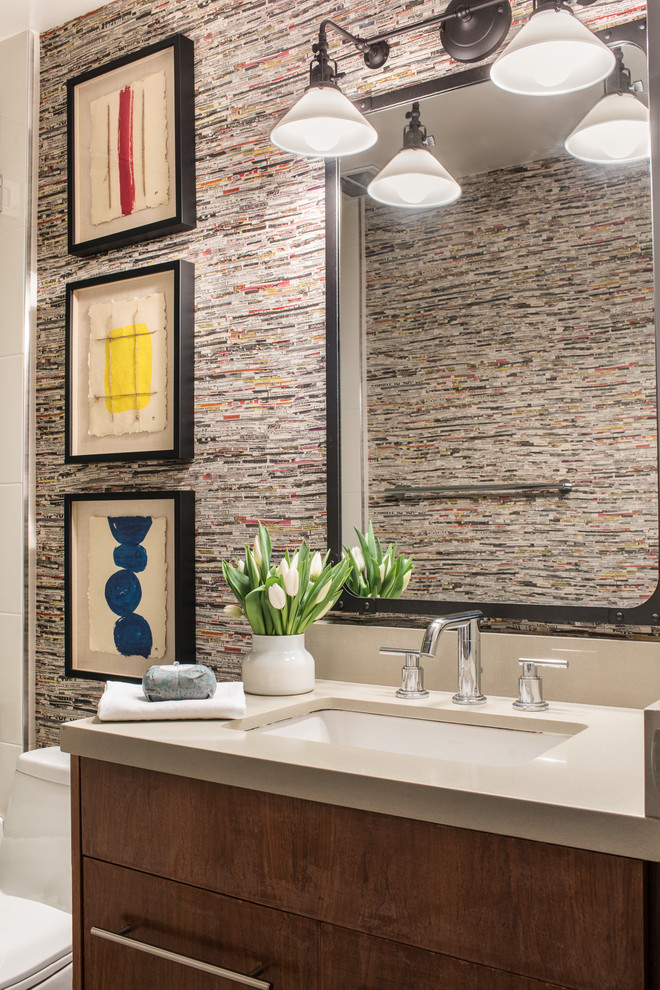 Cette image montre une douche en alcôve traditionnelle en bois brun de taille moyenne avec un placard à porte plane, un plan de toilette en quartz modifié, un mur multicolore et un lavabo encastré.