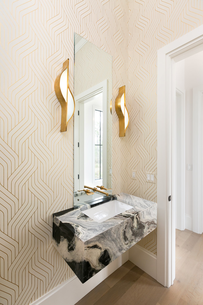 Inredning av ett klassiskt litet flerfärgad flerfärgat badrum med dusch, med öppna hyllor, en toalettstol med separat cisternkåpa, gul kakel, porslinskakel, gula väggar, ljust trägolv, ett undermonterad handfat, bänkskiva i kvartsit och flerfärgat golv