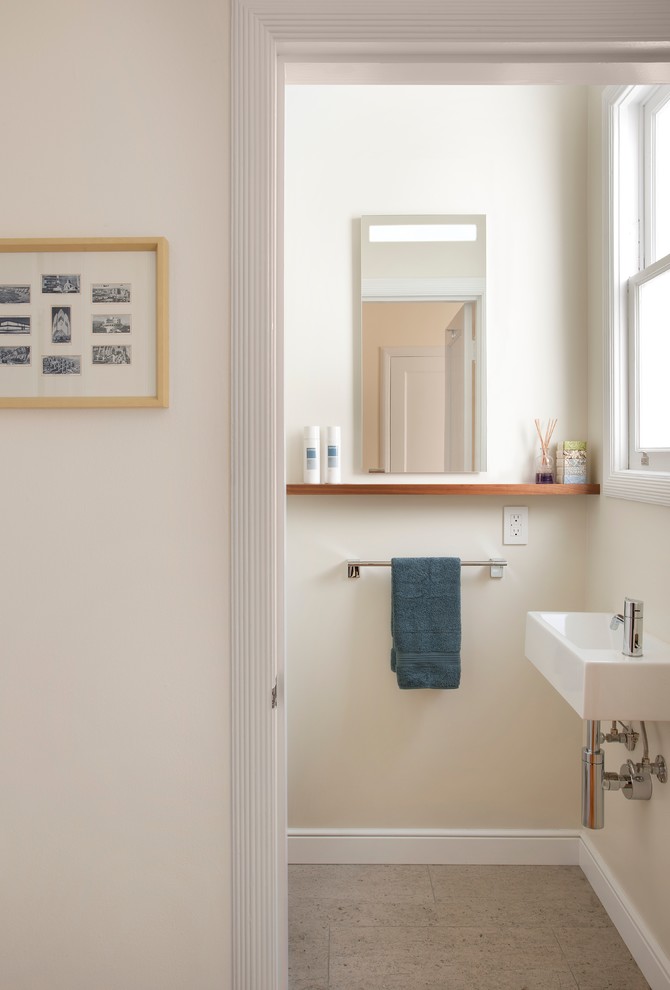 Foto di una stanza da bagno con doccia tradizionale di medie dimensioni con pareti beige, pavimento in gres porcellanato, lavabo sospeso e pavimento grigio
