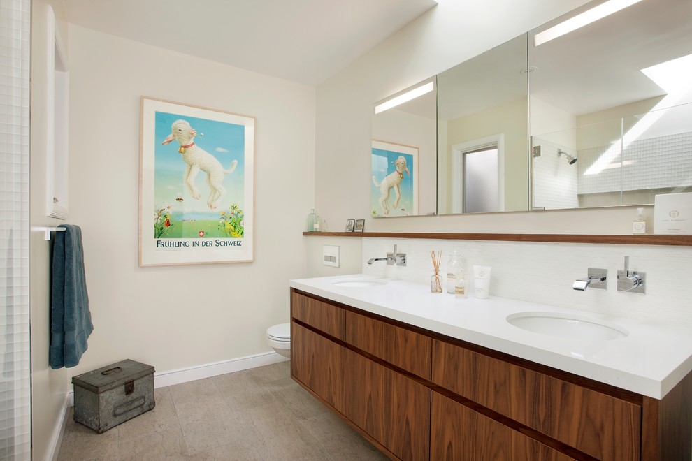 Idées déco pour une grande salle de bain principale contemporaine en bois foncé avec un placard à porte plane, une douche d'angle, un carrelage blanc, un carrelage en pâte de verre, un mur beige, un sol en carrelage de porcelaine, un lavabo encastré, un plan de toilette en quartz modifié, un sol beige, une cabine de douche à porte battante et un plan de toilette blanc.