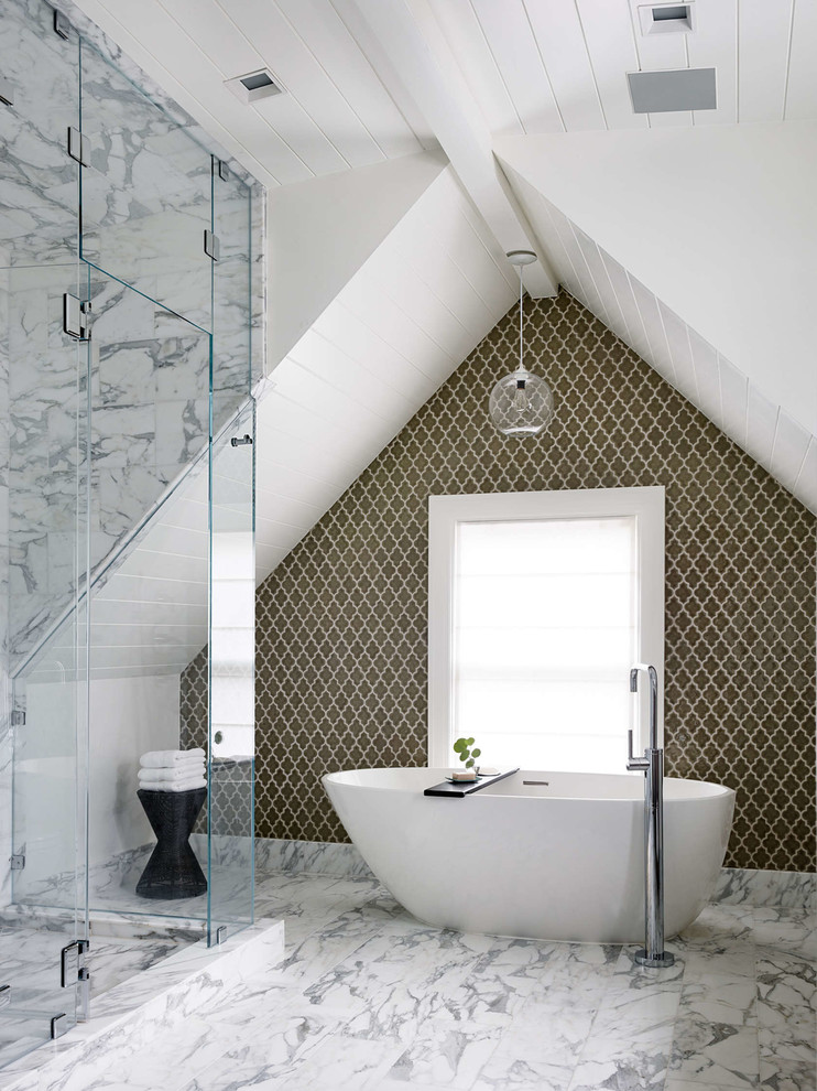 На фото: главная ванная комната в стиле неоклассика (современная классика) с отдельно стоящей ванной, разноцветной плиткой и разноцветными стенами с