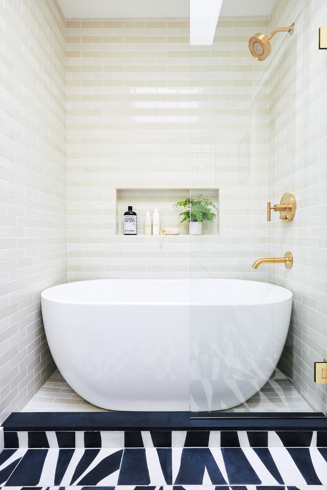 Imagen de cuarto de baño principal y azulejo de dos tonos tradicional renovado con bañera exenta, combinación de ducha y bañera, baldosas y/o azulejos beige y suelo multicolor