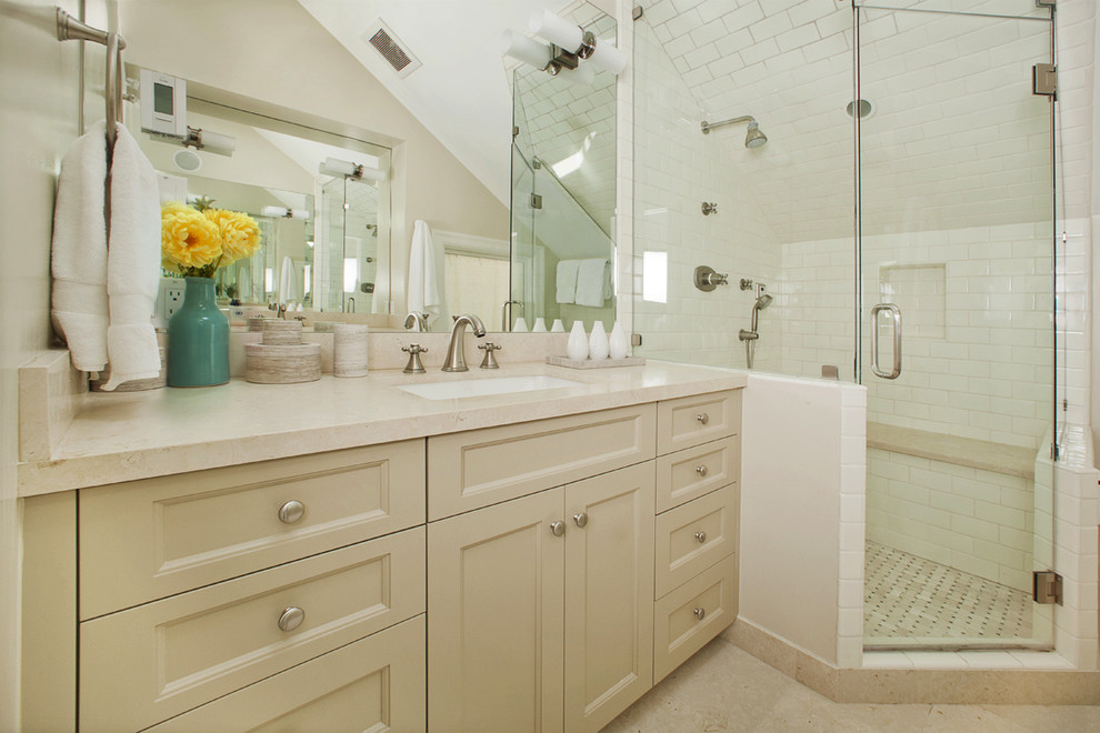 Imagen de cuarto de baño tradicional con baldosas y/o azulejos de cemento