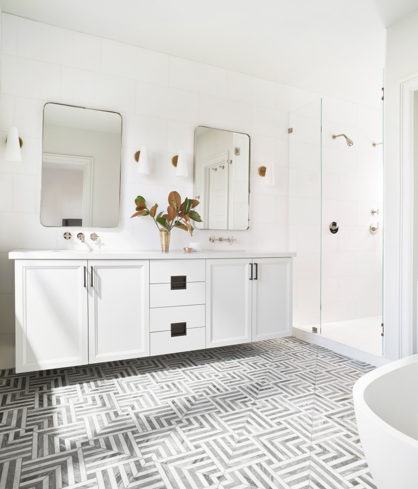 Inspiration för ett vintage vit vitt en-suite badrum, med luckor med infälld panel, vita skåp, ett fristående badkar, en dusch i en alkov, vita väggar, ett undermonterad handfat, flerfärgat golv och dusch med gångjärnsdörr