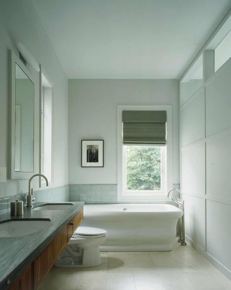 Foto de cuarto de baño rectangular clásico con bañera exenta y baldosas y/o azulejos de cemento