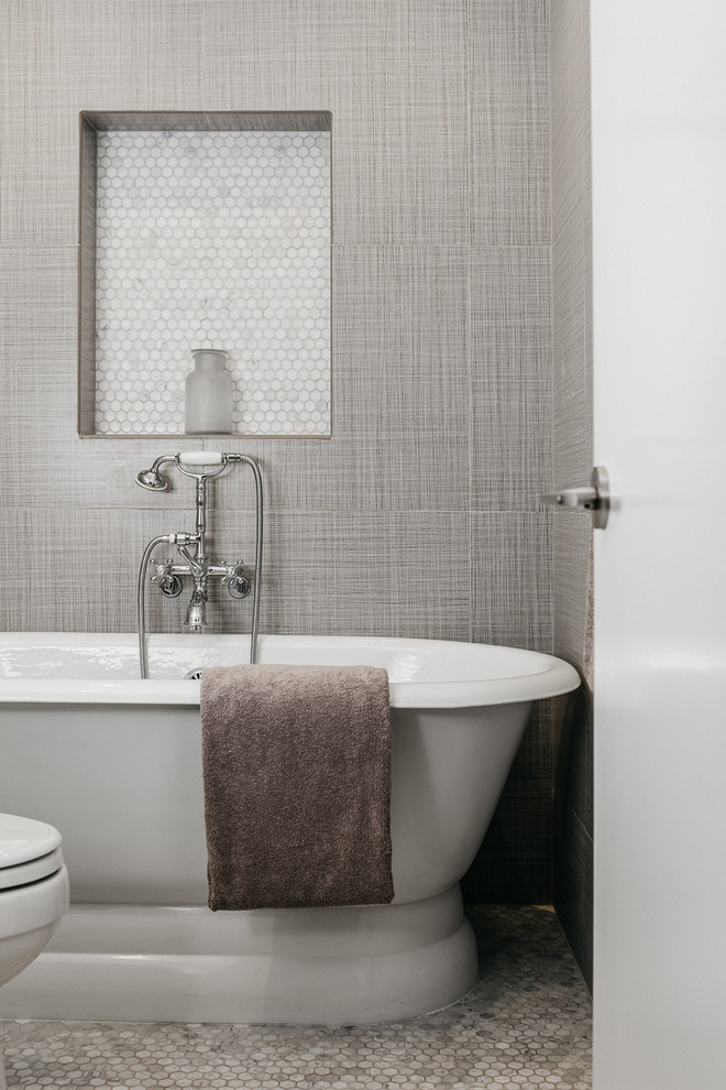 Diseño de cuarto de baño clásico con bañera exenta, paredes grises y suelo con mosaicos de baldosas