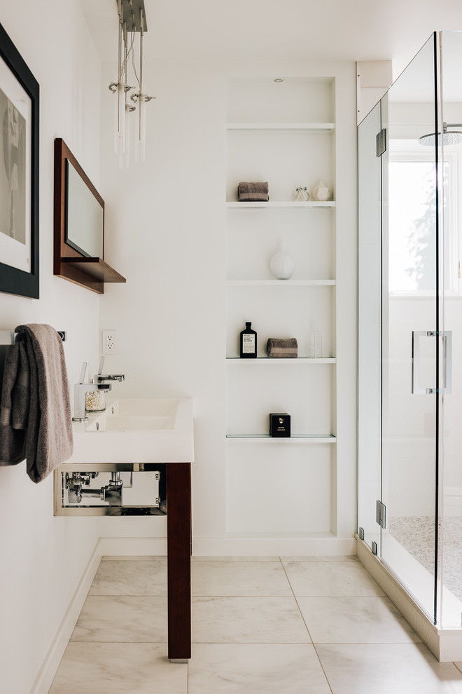 Foto på ett litet funkis badrum, med öppna hyllor, vita väggar, ett piedestal handfat och dusch med gångjärnsdörr