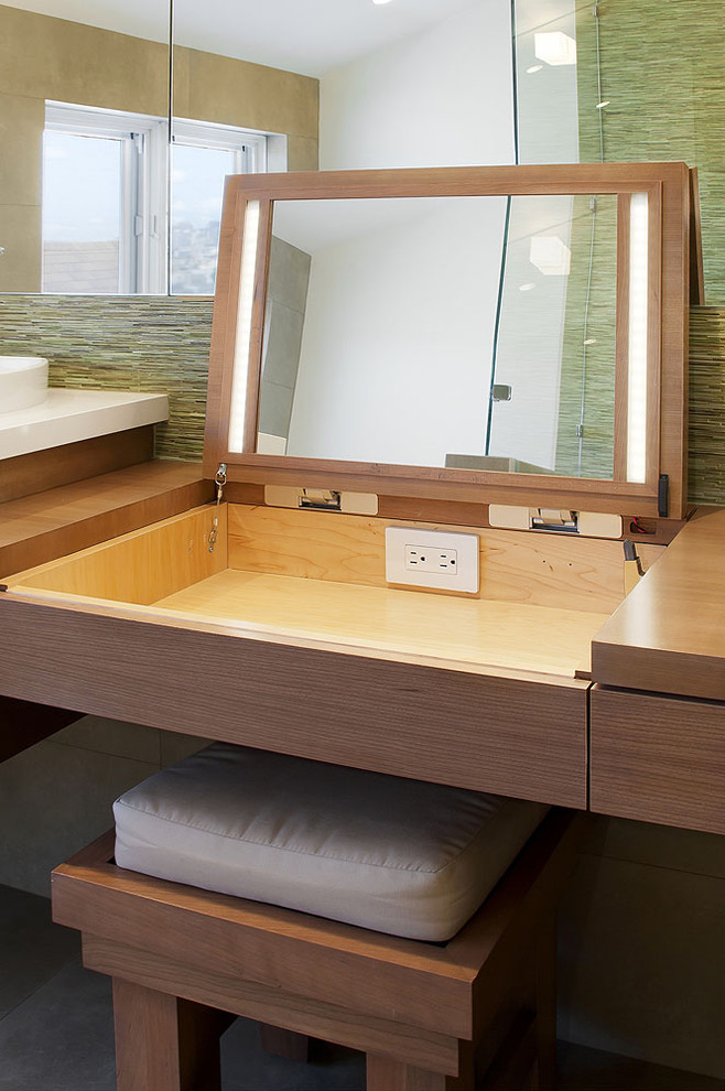 Mittelgroßes Modernes Badezimmer En Suite mit flächenbündigen Schrankfronten, hellbraunen Holzschränken, Waschtisch aus Holz und grünen Fliesen in San Francisco