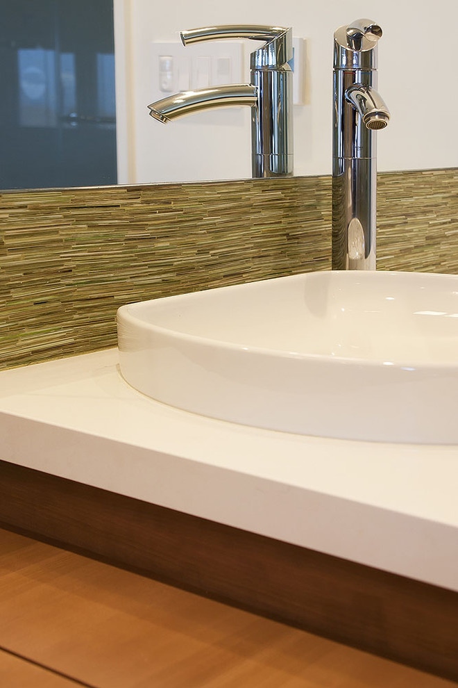 Modelo de cuarto de baño principal contemporáneo de tamaño medio con lavabo sobreencimera, armarios con paneles lisos, puertas de armario de madera oscura, encimera de cuarzo compacto, baldosas y/o azulejos verdes y baldosas y/o azulejos en mosaico