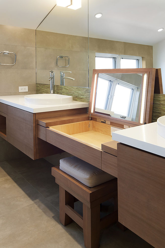 Foto di una stanza da bagno padronale design di medie dimensioni con ante lisce, ante in legno scuro, top in quarzo composito, piastrelle verdi e piastrelle a mosaico