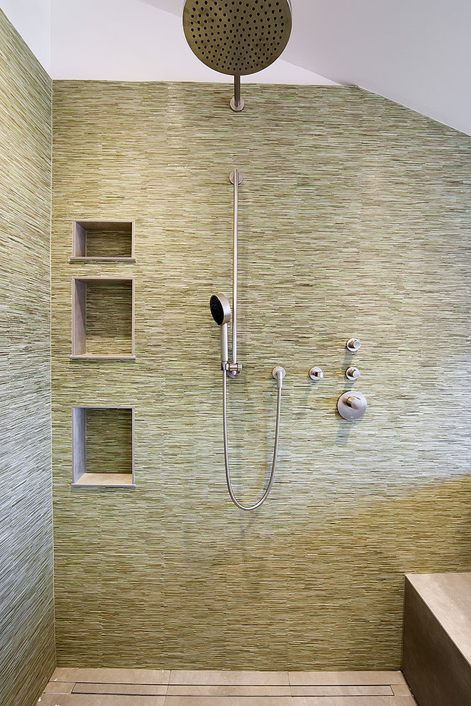 Ispirazione per una stanza da bagno padronale design di medie dimensioni con ante lisce, ante in legno scuro, top in quarzo composito, piastrelle verdi e piastrelle a mosaico