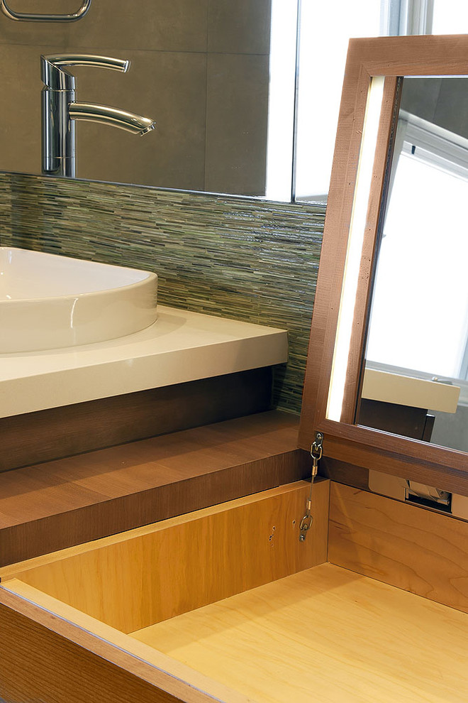 Cette photo montre une salle de bain principale tendance en bois brun de taille moyenne avec un placard à porte plane, un plan de toilette en quartz modifié, un carrelage vert et mosaïque.