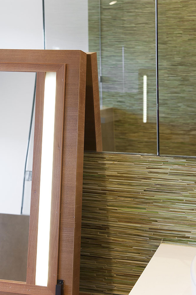 Foto på ett mellanstort funkis en-suite badrum, med släta luckor, skåp i mellenmörkt trä, bänkskiva i kvarts, grön kakel och mosaik