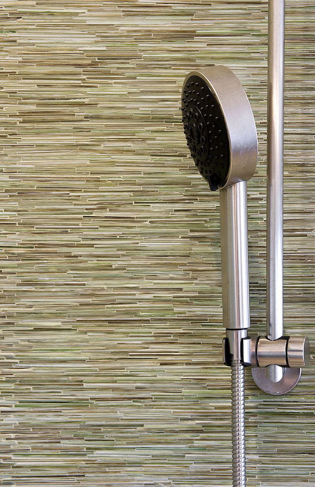 Immagine di una stanza da bagno padronale design di medie dimensioni con ante lisce, ante in legno scuro, top in quarzo composito, piastrelle verdi e piastrelle a mosaico