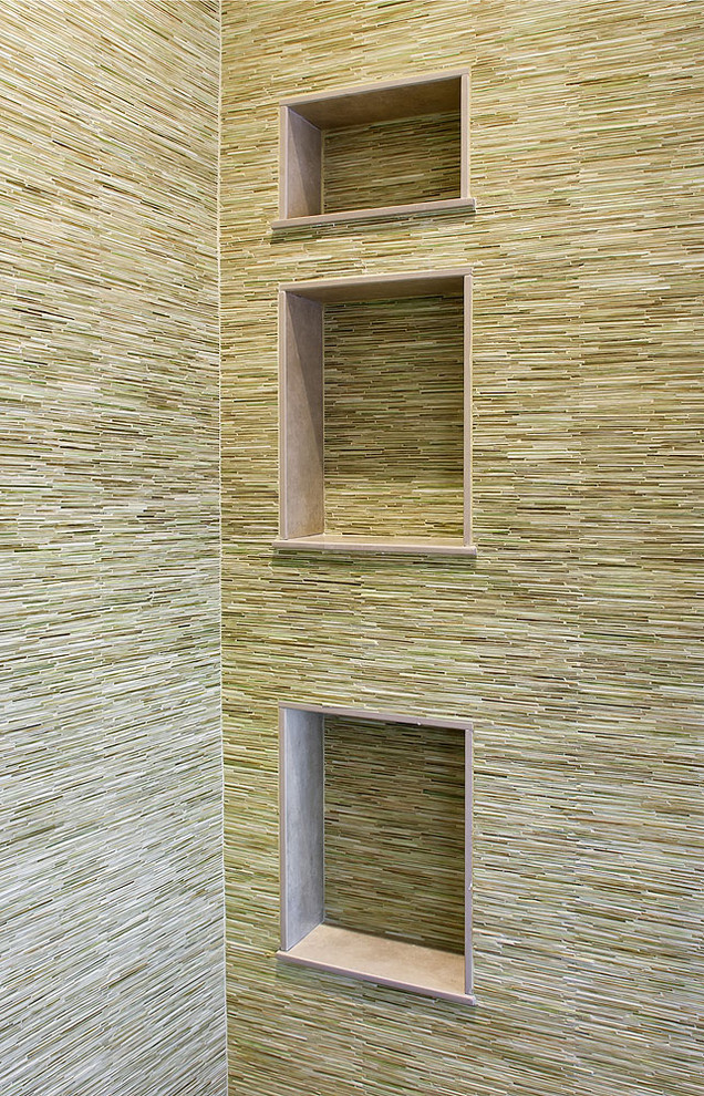 Inredning av ett modernt mellanstort en-suite badrum, med släta luckor, skåp i mellenmörkt trä, bänkskiva i kvarts, grön kakel och mosaik