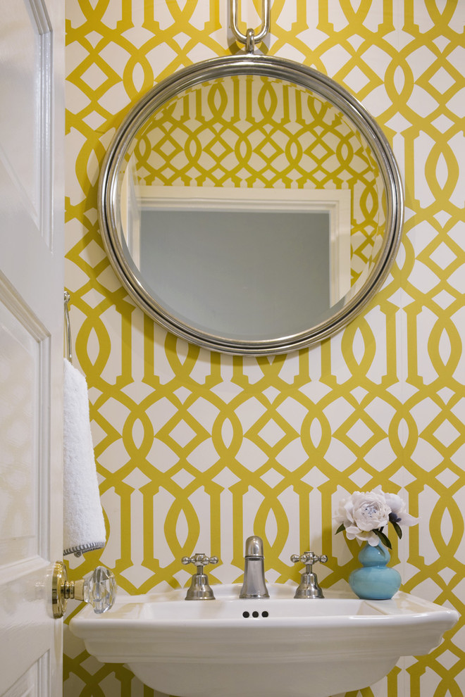 Идея дизайна: ванная комната в стиле неоклассика (современная классика) с разноцветными стенами