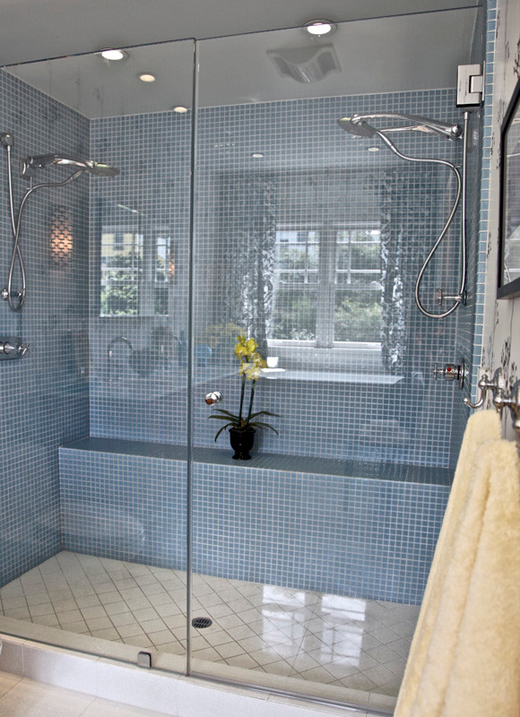 На фото: ванная комната в современном стиле с душем в нише, синей плиткой и стеклянной плиткой