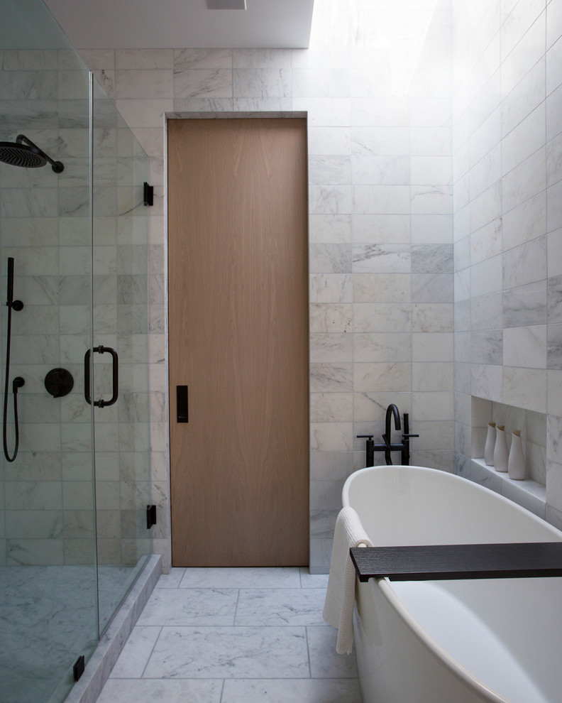 Modernes Badezimmer mit freistehender Badewanne und Steinfliesen in San Francisco